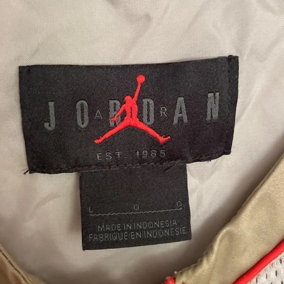 Micheal Jordan dress sz L AIR tan white red snap details great condition! - Picture 4 of 7